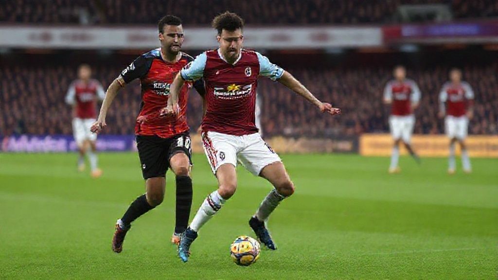 西汉姆联锁定曼联弃将扎尔克泽 莫耶斯能否激活荷兰新星？